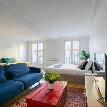 Large And Comfy Studio With Balcony - Prime Location פריז