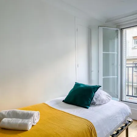Large And Comfy Studio With Balcony - Prime Location פריז