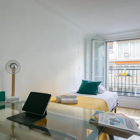 דירה Large And Comfy Studio With Balcony - Prime Location פריז