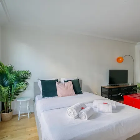 דירה Large And Comfy Studio With Balcony - Prime Location *
