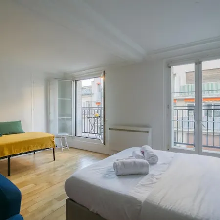 דירה Large And Comfy Studio With Balcony - Prime Location