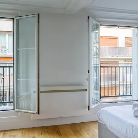 דירה Large And Comfy Studio With Balcony - Prime Location *