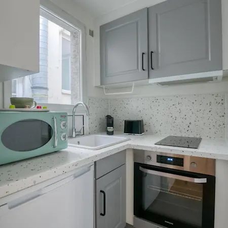 דירה Large And Comfy Studio With Balcony - Prime Location פריז