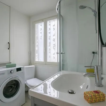 Large And Comfy Studio With Balcony - Prime Location פריז